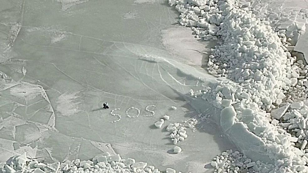 SOS auf dem Eis: Nach dem Einbruch ihres Zeltes ins Eis retten sich zwei Camper mit Mühe und werden nach fünf Stunden per Hubschrauber geborgen. Foto: Finnish Border Guard/dpa