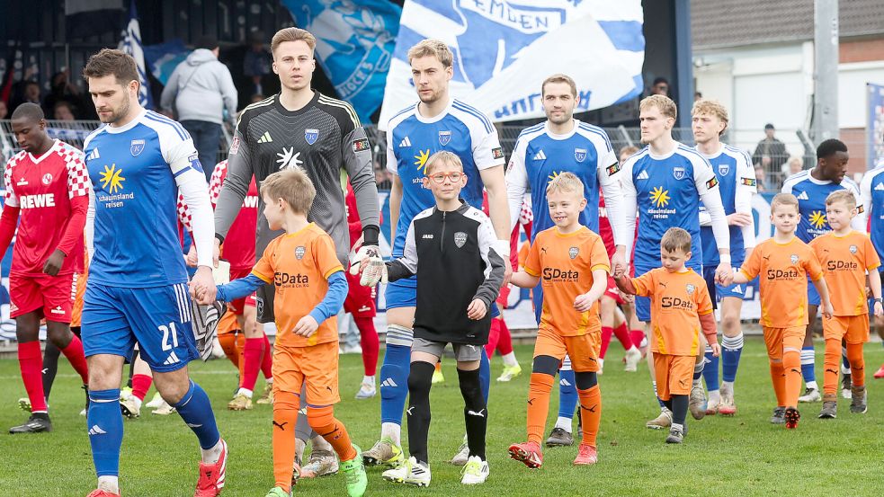 Torwart Moritz Schulze stand nach elf Monaten mal wieder bei einem Pflichtspiel im Tor. „Ich hatte Gänsehaut beim Einlaufen“, sagte der Kickers-Zugang. Foto: Jens Doden/ Emden