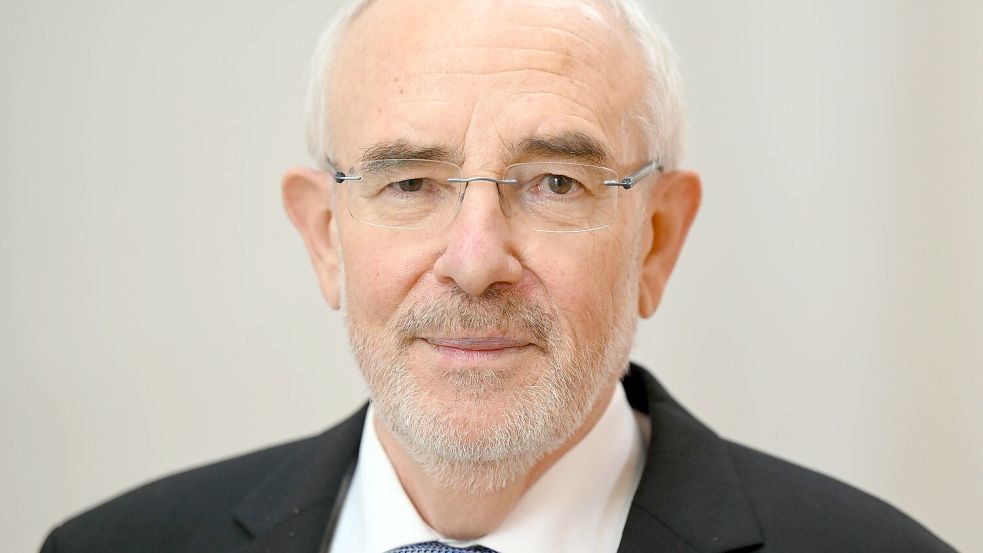 Alexander Roßnagel fordert, bei der Umsetzung von Altersbeschränkungen auf den Datenschutz zu achten. (Archivbild) Foto: Arne Dedert