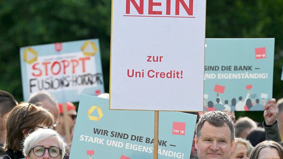 Schon bei der Hauptversammlung 2025 protestierten Commerzbank-Beschäftigte gegen das Vorgehen der Unicredit. (Archivbild) Foto: Arne Dedert