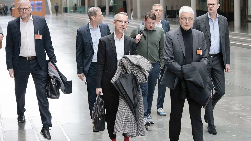 Vertreter der Mineralölkonzerne nahmen an der Sitzung teil. Foto: Carsten Koall