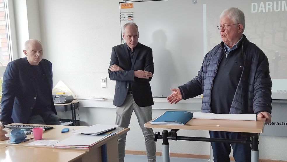 Folkert Laupichler (am Pult) vom Volksbund erläuterte die Aufgaben der Organisation. Links davon Lehrkraft Teo Bildhauer und Schulleiter Ludger Mählmann. Foto: Clarissa Scherzer