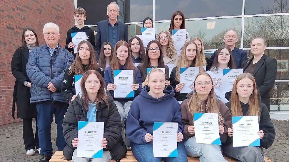 21 Schülerinnen und Schüler beteiligten sich an der Haus- und Straßensammlung für den Volksbund. Foto: Clarissa Scherzer