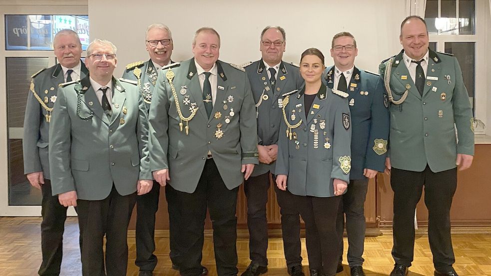 Auf dem anhängenden Foto sind zu sehen: Vorsitzender Arno Woortmann, Ernst-Ingo Lind, Folkert Reepmeyer, Friedhelm Woortmann, Thomas Träger, Kathrin Woortmann, Matthias Janssen und Lars Frerichs. Foto: Schützenverein