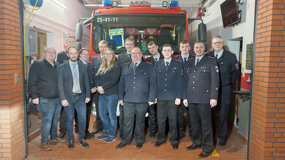 Auf dem Foto (v.l.n.r.) sind zu sehen: Ortsbürgermeister Gerhard Wiechers, stellvertretender Ortsbrandmeister Hannes Betten, Fachbereichsleiter Florian Tautrich, stellvertretende Kinderfeuerwehrwartin Rona Schmidt, Sven Graß, Daniela Lange-Starke, Joachim Reuwsaat, Rolf Schmid, Christian Welp, Luca Bluhm, Jannik Freese, Ortsbrandmeister Marcel Fischer, Gemeindebrandmeister Frank Harms. Foto: Feuerwehr