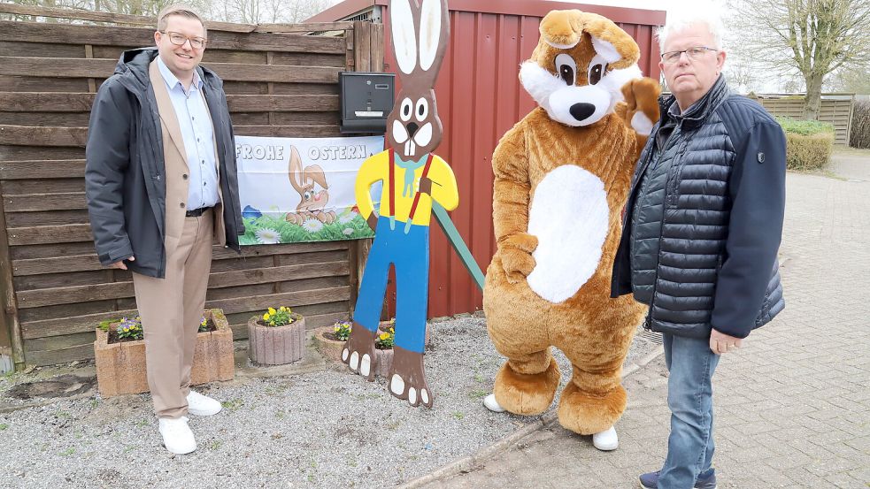 Nils Anhuth (links) und Johannes Geesen unterstützen die Aktion – Kinderpost für „Hopsi“ ist willkommen. Foto: Hans Passmann