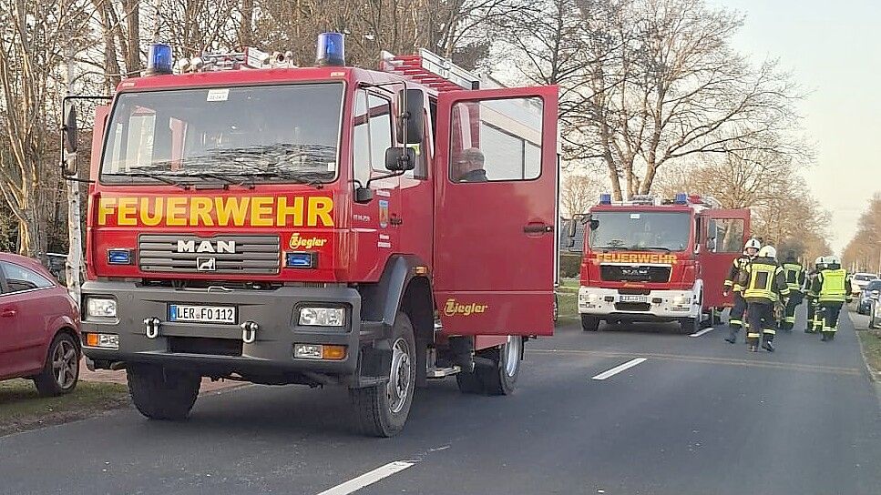In Idafehn gab es am Sonntag einen Feuerwehreinsatz. Ein Mercedes-Fahrer missachtete dabei die Straßensperrung und gefährdete zwei Feuerwehrleute. Foto: Marcel Schwarte/Feuerwehr Ostrhauderfehn