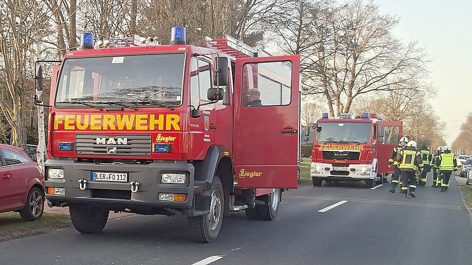 In Idafehn gab es am Sonntag einen Feuerwehreinsatz. Ein Mercedes-Fahrer missachtete dabei die Straßensperrung und gefährdete zwei Feuerwehrleute. Foto: Marcel Schwarte/Feuerwehr Ostrhauderfehn