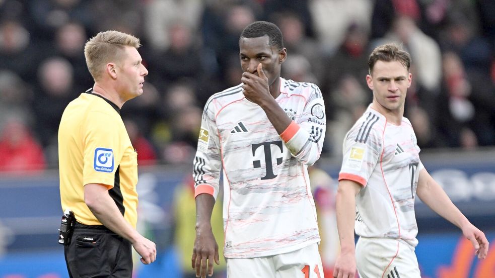 Bayerns Nicolas Jackson sah in Leverkusen nach Videoüberprüfung die Rote Karte. Foto: Federico Gambarini