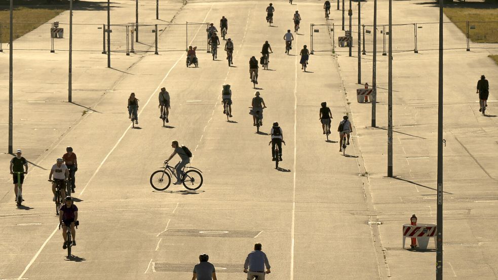 Große betonierte Flächen heizen sich im Sommer extrem auf. Foto: Peter Kneffel/dpa