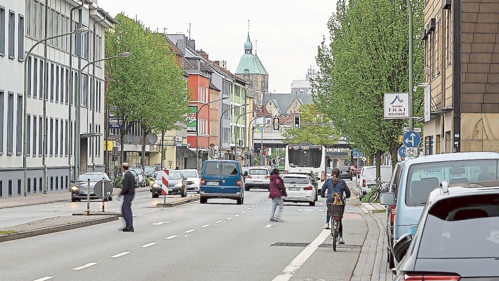 Die vierspurige Iburger Straße sollte eigentlich zu Gunsten des Radverkehrs umgebaut werden. Doch eine rechtliche Prüfung der Osnabrücker Stadtverwaltung kommt zum Schluss: Das geht nicht. Foto: Benjamin Beutler