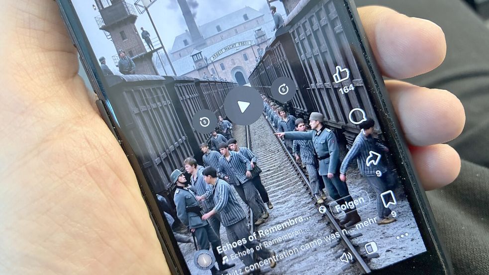Kasse machen mit KZ-Videos: KI-generierter Facebook-Post, der erfundene Szenen aus Auschwitz zeigt. Foto: Maik Nolte