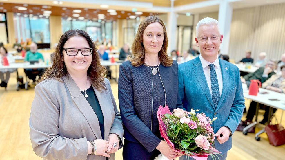 Dr. Anna Meincke (Mitte) ist die neue Allgemeinde Vertreterin von Landrat Matthias Groote, hier mit der Kreistagsvorsitzenden Anja Troff-Schaffarzyk (SPD). Foto: Karin Lüppen