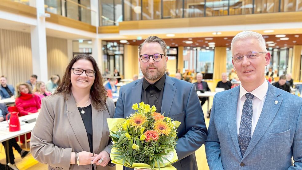 Jörn Reich (Mitte) ist neuer Baudezernent des Landkreises Leer. Der Auricher wurde nach seiner Wahl von der Kreistagsvorsitzenden Anja Troff-Schaffarzyk und Landrat Matthias Groote begrüßt. Foto: Karin Lüppen