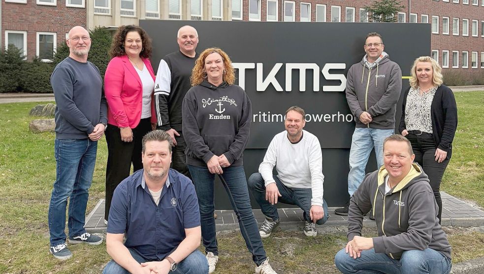 Der Betriebsrat von TKMS Emden: (stehend von links) Marco Ohdens, Anja Duitscher, Günter Ukena, Amke Wilts-Heuse, Torsten Kosin, Sonja Ludwig; (knieend von links) Hendrik Kuperus, Michael Brüggemann, Christian Krekt. IG Metall Emden
