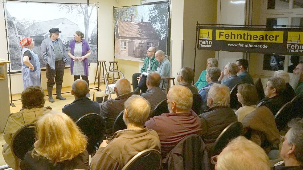 Elvira Duken, Thorsten Dittrich und Ondra Schillung vom Fehntheater führten in Backemoor die Szene „Landwirtschaft“ auf. Foto: privat/Heimatverein Overledingerland