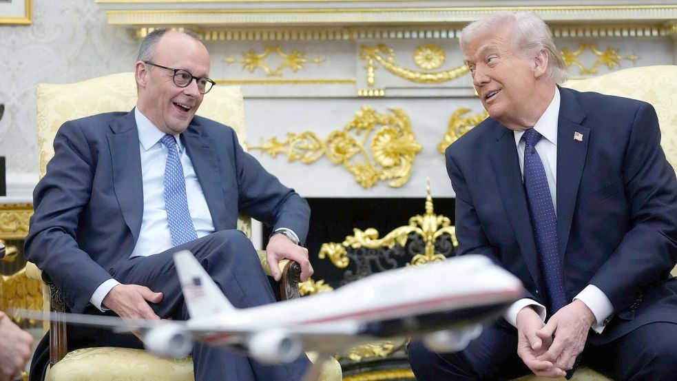 Kanzler Friedrich Merz (CDU) Anfang März zu Gast bei US-Präsident Donald Trump im Oval Office im Weißen Haus. Foto: Mark Schiefelbein/AP/dpa
