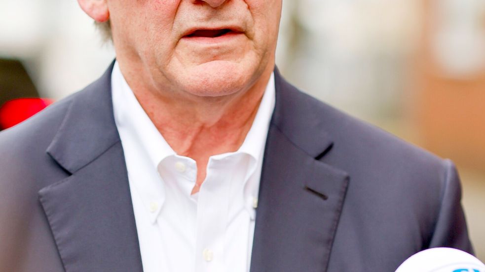 Dan Cook, Chef des US-Unternehmens Lyten, spricht während eines Pressestatements vor der Staatskanzlei in Kiel. Foto: Frank Molter