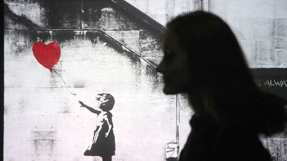 Der Beginn einer Legende. Vor 20 Jahren sprühte Banksy im Osten-Londons sein erstes Motiv: „Girl with Balloon“. Foto: imago/ITAR-TASS