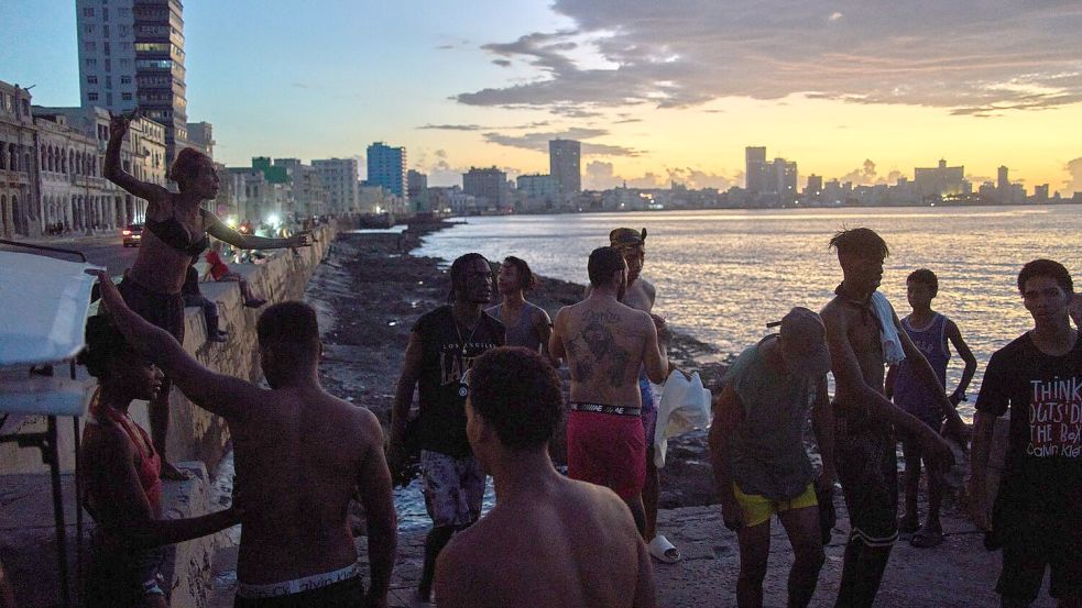Der sozialistische Inselstaat steckt in einer schweren Wirtschaftskrise. Foto: Ramon Espinosa/AP/dpa