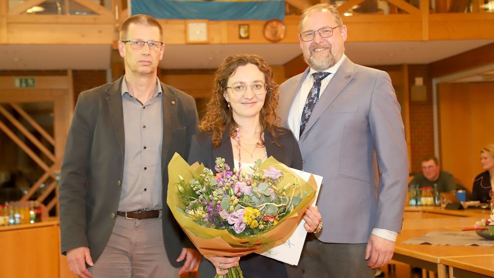 Die Ernennungsurkunde zur ersten Gemeinderätin der Gemeinde Saterland erhielt Tina Bohlken (Mitte) von Bürgermeister Thomas Otto (links). Bohlken tritt die Nachfolge von Jens Gralheer an. Foto: Hans Passmann