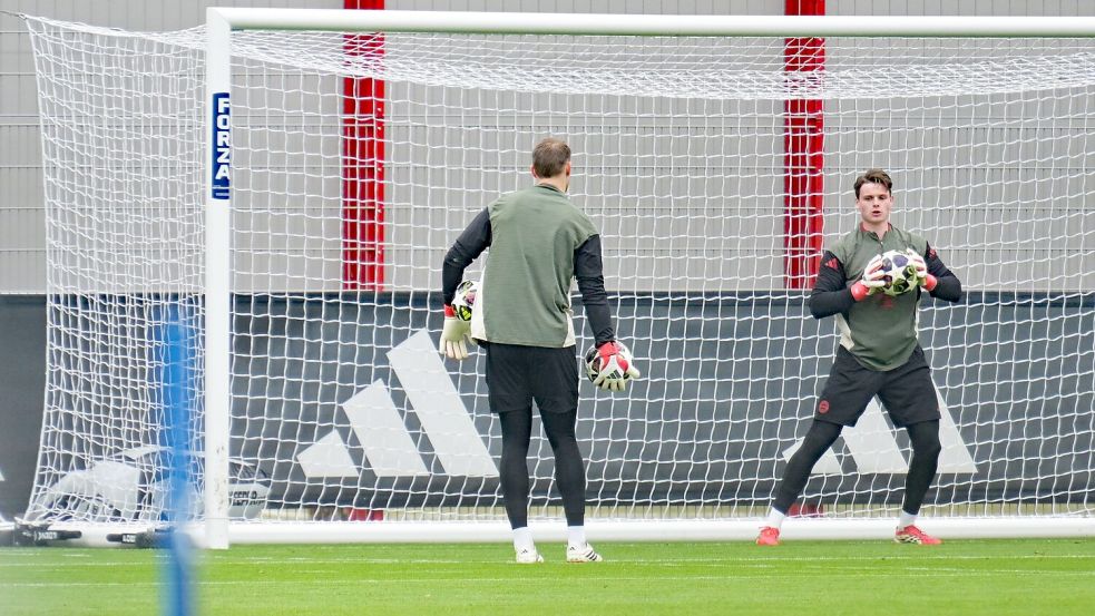 Jonas Urbig beim Abschlusstraining in Aktion, links Manuel Neuer. Foto: Malin Wunderlich