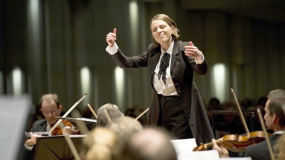 Formt Musik ohne Dirigentenstab: Die Ukrainische Dirigentin Margaryta Grynyvetska am Pult des Osnabrücker Symphonieorchesters. Foto: Philipp Hülsmann