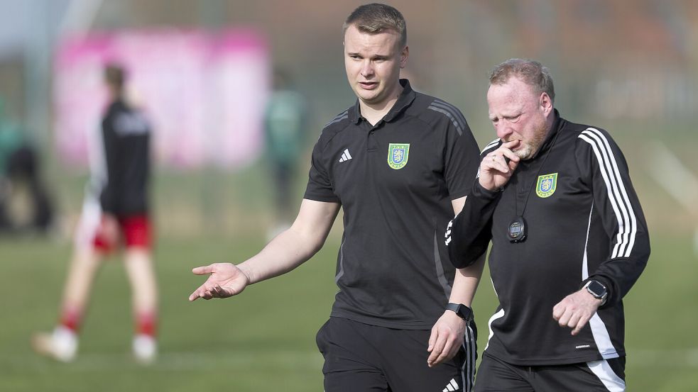 Jonas Petersen (links) und Frank Korte (rechts) werden auch in der kommenden Saison zusammen beim TuS Pewsum tätig sein. Foto: Jens Doden, Emden