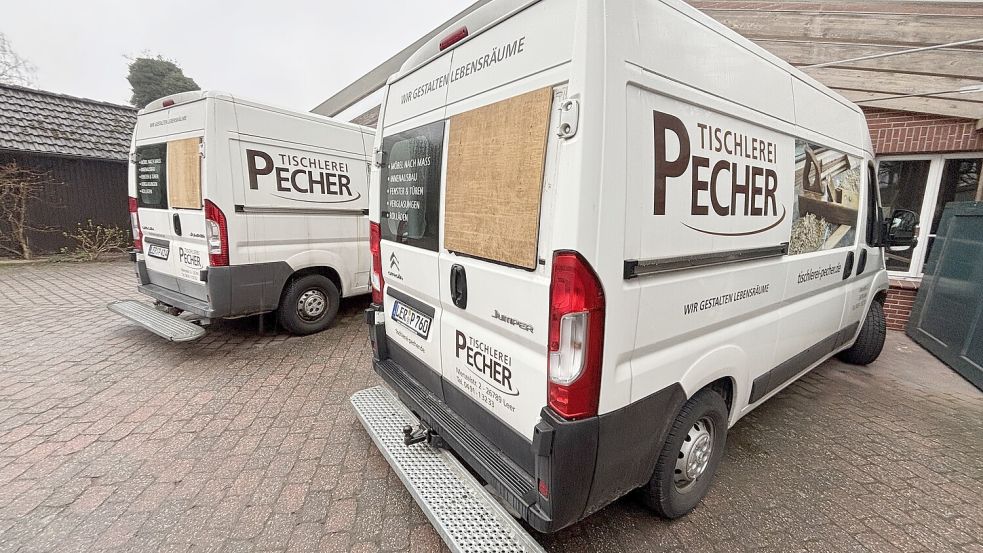 Die eingeschlagenen Scheiben der Transporter wurden provisorisch mit Holzplatten gesichert. Foto: Jonas Bothe