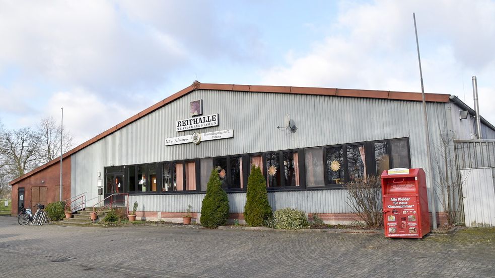 Wie geht es mit der Reithalle in Ihrhove weiter? Aktuell wird über eine Verlagerung diskutiert. Die Reithalle soll weichen, weil die Gemeinde Westoverledingen dort ein Baugebiet realisieren will. Foto: Carsten Ammermann/Archiv