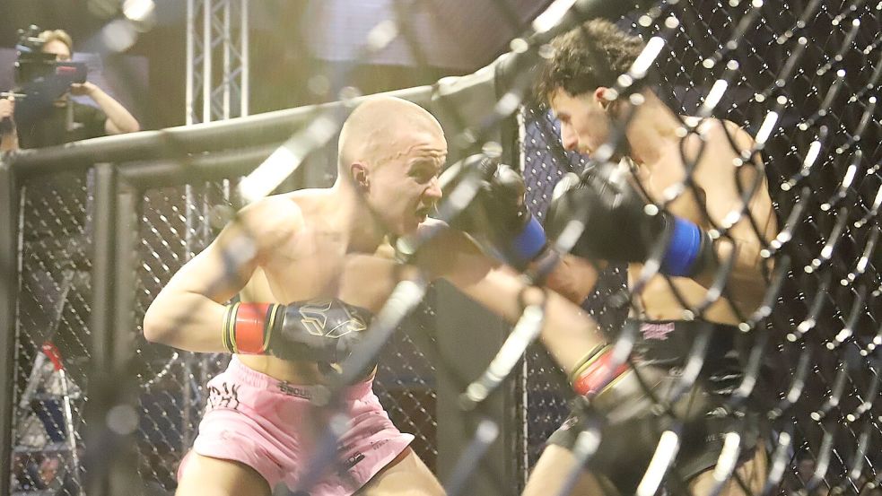 Zur Sache ging es in Ramsloh im Käfig zwischen den Kämpfern. Fotos: C. Passmann