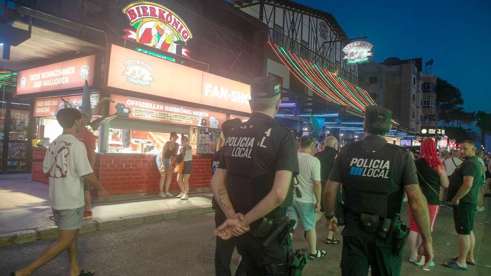 Ein deutscher Tourist ist auf Mallorca von zwei mutmaßlich ebenfalls deutschen Angreifern bei einem Raubüberfall mit einem Messer verletzt worden. (Archiv-Bild) Foto: Clara Margais