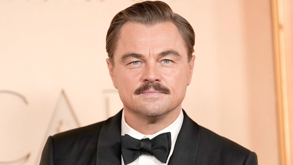Leonardo DiCaprio mit Schnauzer bei den Oscars 2026 - das sorgte für Gesprächsstoff. (Archivbild) Foto: Gregory Bull/Invision/AP/dpa