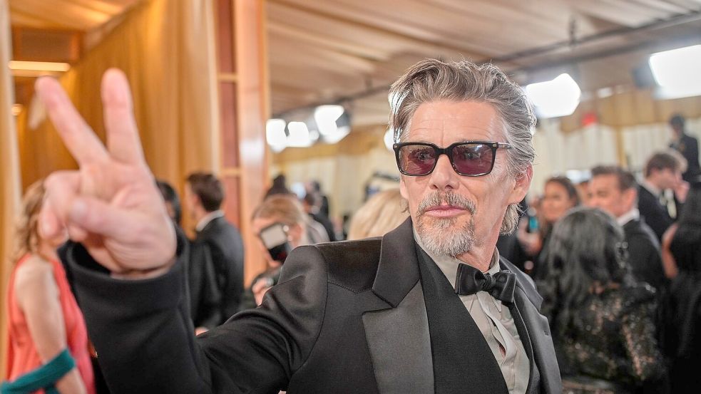 Ethan Hawke - inzwischen 55 - hat jetzt einen daddyhaften grauen Henriquatre-Bart. (Archivbild) Foto: John Locher/Invision/AP/dpa