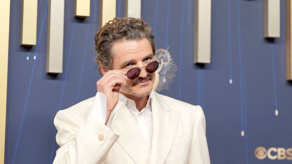 Bei den Oscars ohne Bart, bei den Emmy Awards im September noch mit Moustache: Pedro Pascal. (Archivbild) Foto: Jae C. Hong/Invision/AP/dpa
