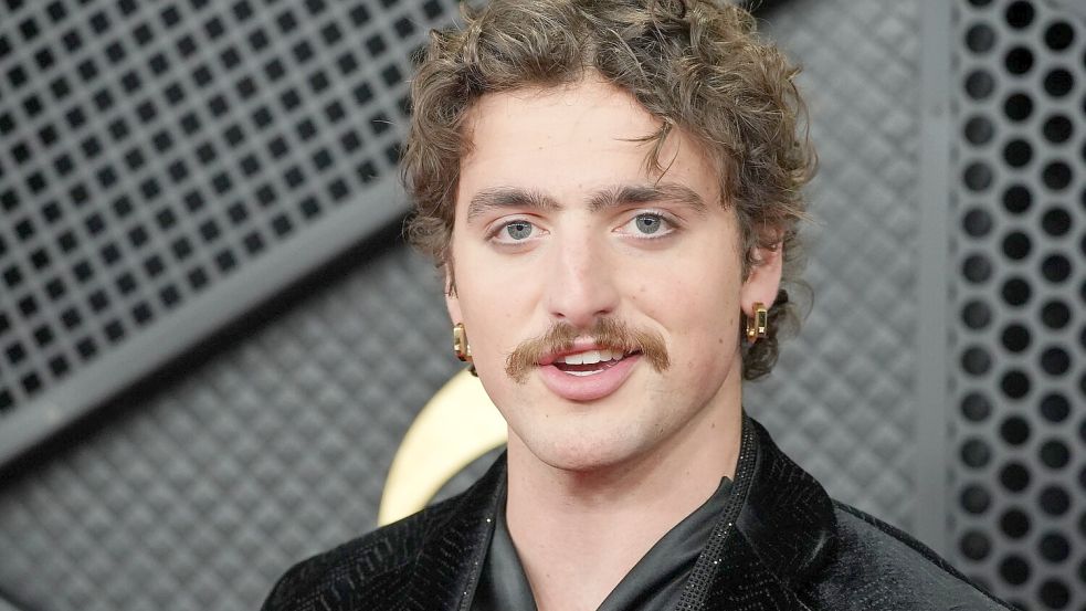 Popstar Benson Boone gehört zu den Promis der letzten Jahre, die den Oberlippenbart-Hype befeuerten. (Archivbild) Foto: Jordan Strauss/Invision/AP/dpa