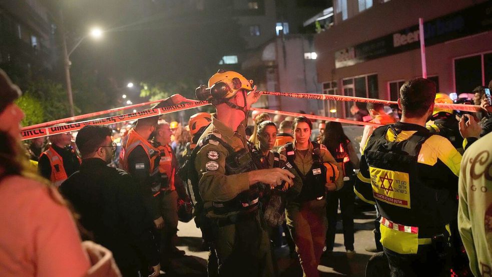 Sicherheits- und Rettungskräfte eilten zu der Einschlagstelle. Foto: Ohad Zwigenberg/AP/dpa