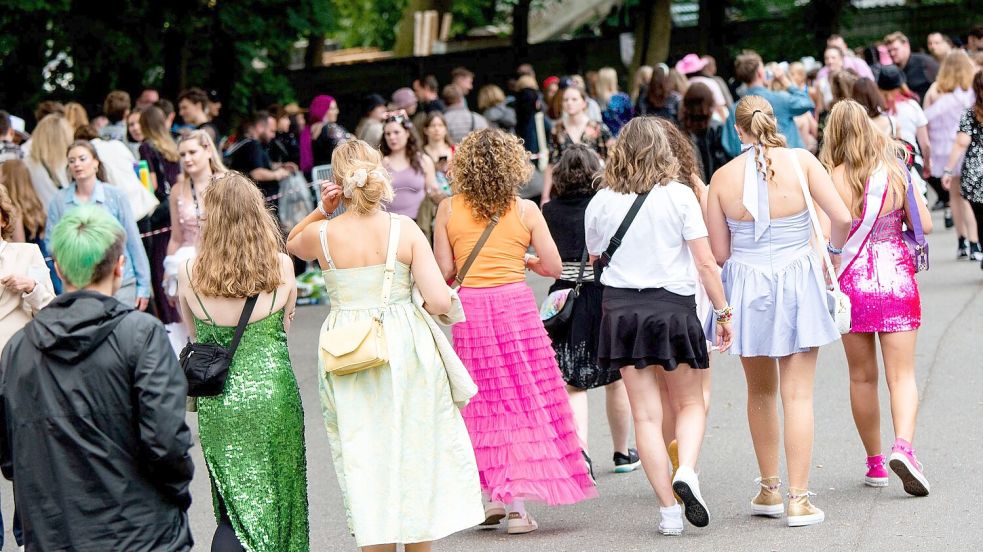 Mittlerweile geht fast alles: Sowohl lange als auch kurze Rocklängen sind im Stadtbild zu sehen. Foto: Daniel Bockwoldt