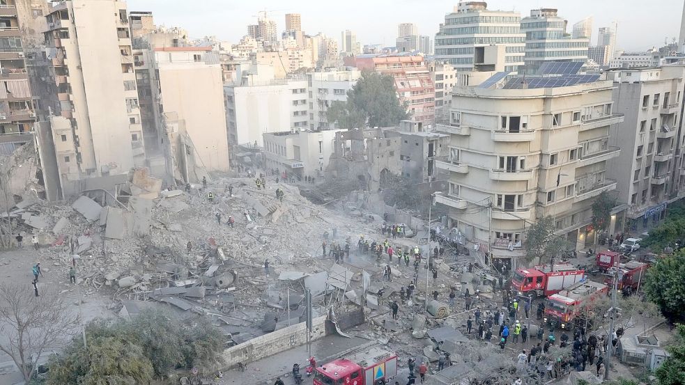 Ein israelischer Luftangriff hat in der libanesischen Hauptstadt ein mehrstöckiges Gebäude dem Erdboden gleichgemacht. Foto: Hussein Malla/AP/dpa