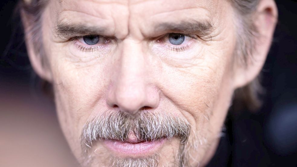 Hawke kommt am 26. März mit dem Film „Blue Moon“ (Regie: Richard Linklater) in die deutschen Kinos. (Archivbild) Foto: Christoph Soeder/dpa