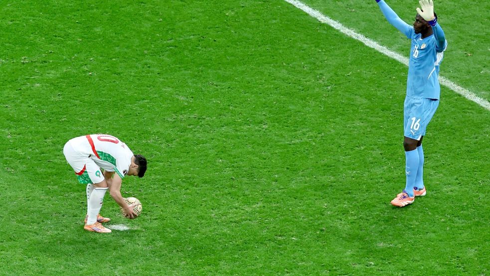 Der Auslöser für die Proteste war der umstrittene Elfmeter, den Díaz (links) schließlich vergab. (Archivfoto) Foto: Youssef Loulidi/AP/dpa