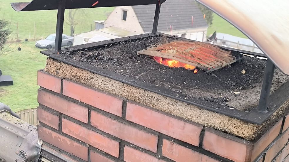 Funken und Flammen schlugen aus dem Schornstein. Foto: Feuerwehr Westrhauderfehn