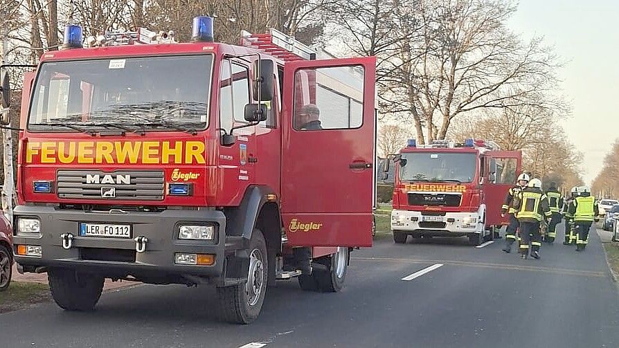 Die Feuerwehr sicherte am Sonntag die Einsatzstelle in Idafehn ab. Ein Mercedes-Fahrer hielt sich jedoch nicht daran und fuhr in die Einsatzstelle hinein. Foto: Marcel Schwarte/Feuerwehr Ostrhauderfehn