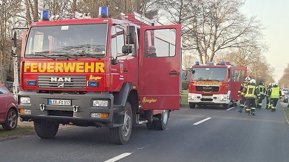 Die Feuerwehr sicherte am Sonntag die Einsatzstelle in Idafehn ab. Ein Mercedes-Fahrer hielt sich jedoch nicht daran und fuhr in die Einsatzstelle hinein. Foto: Marcel Schwarte/Feuerwehr Ostrhauderfehn