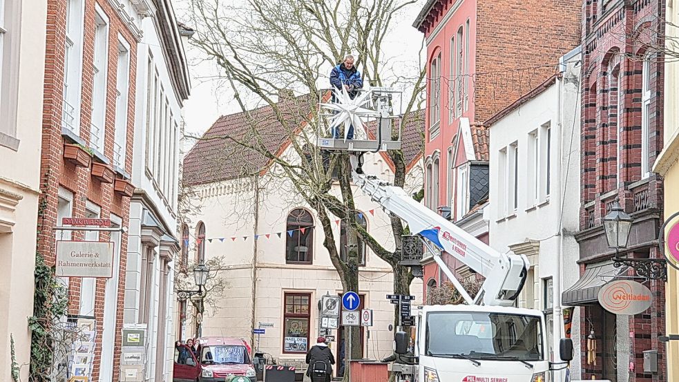 Da leuchten sie: Die Herrnhuter Sterne hängen wieder in der Altstadt von Leer. Foto: Bodo Wolters