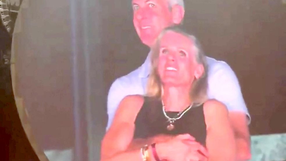 Bei einem Coldplay-Konzert wurden Andy Byron und Kristin Cabot ungewollt von der sogenannten Kiss-Cam aufgenommen. Beide reagierten peinlich berührt. Das Video ging um die ganze Welt. Foto: IMAGO/Bestimage