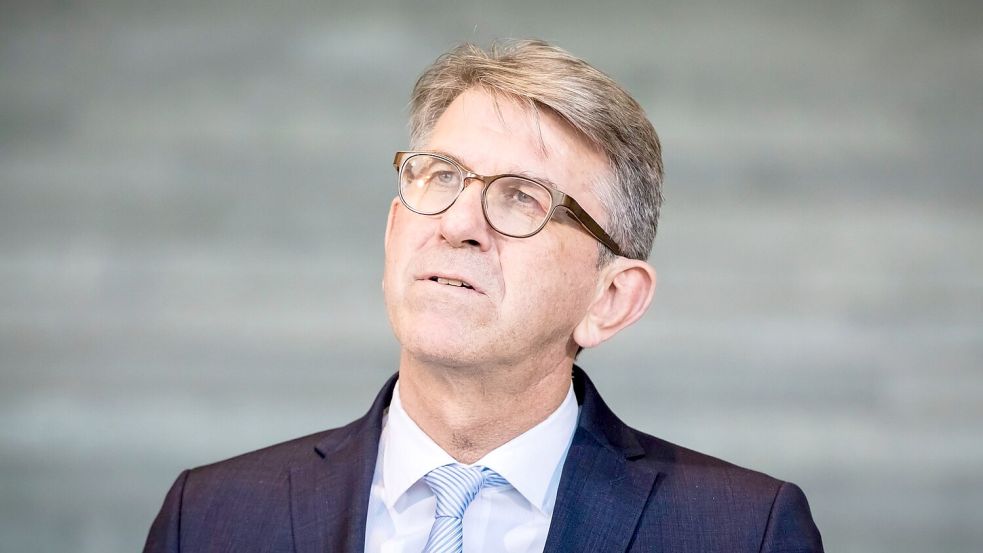 Kulturstaatsminister Wolfram Weimer erläutert seinen Umgang mit der Vergabe des Deutschen Buchhandlungspreises. (Archivbild) Foto: Christoph Soeder/dpa