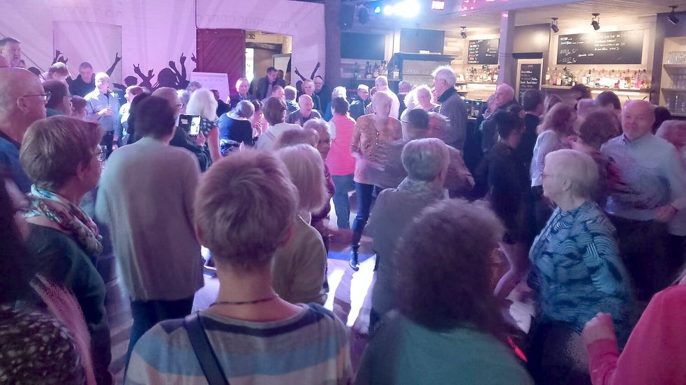 Im Musik-Café Marienheil füllte sich die Tanzfläche bei der Premiere „Disco 55 Plus“ schnell. Fotos: Clarissa Scherzer