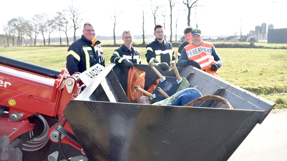 Mitglieder der Feuerwehr Rhaude füllten im vergangenen Jahr den Frontlader mit Müll, den sie in der Landschaft gefunden hatten. Foto: Carsten Ammermann/Archiv