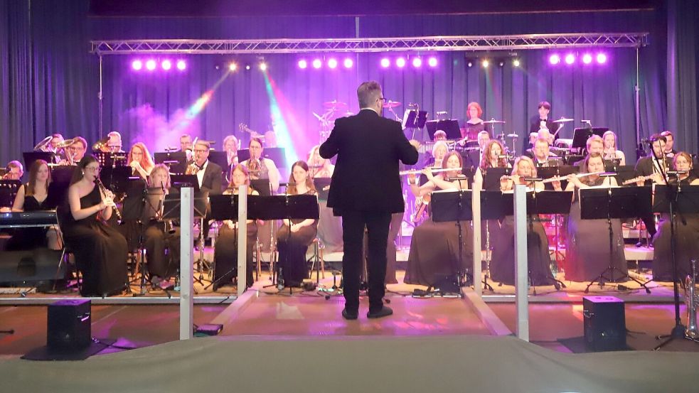 Ein Feuerwerk der guten Laune brannte das Niedersachsen Sound-Orchester 2025 beim Gala-Konzert in Barßel ab. Foto: Hans Passmann/Archiv